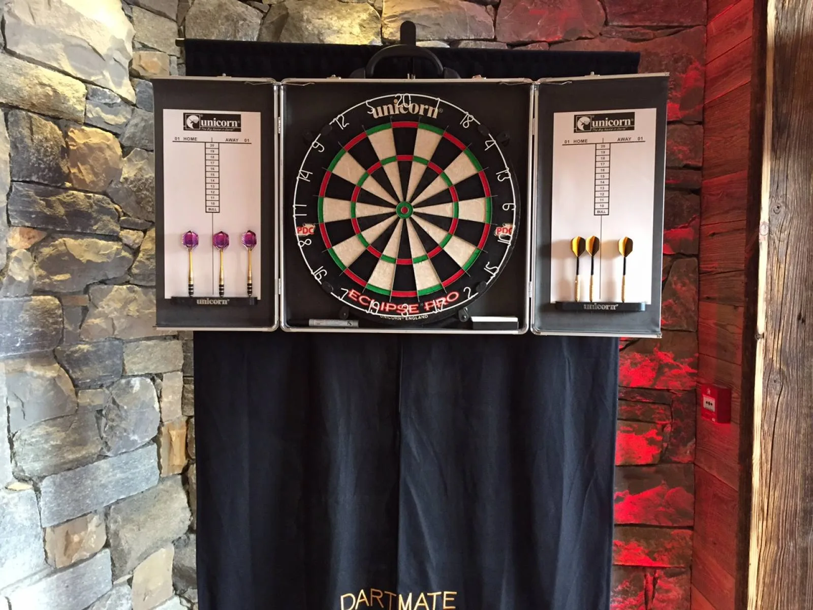 Stand de flechettes électroniques - Location de jeu pour événement en région PACA. Stand flechettes autonome (sur pied, avec fond de protection pour stopper les flechettes)- Dimension: Largeur 90 cm, Hauteur 180 cm- Prévoir 240 cm de recul pour le pas de tir.