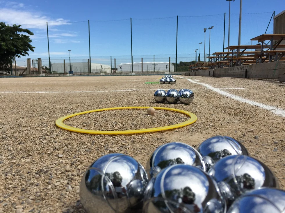 Boule de petanque - Location de jeu pour 1-10 joueurs en region PACA. LOCATION: Boule de pétanque inox.&nbsp;    Poids 750 gr    Diam 7.2 cm    Conditionnement en housse par 3