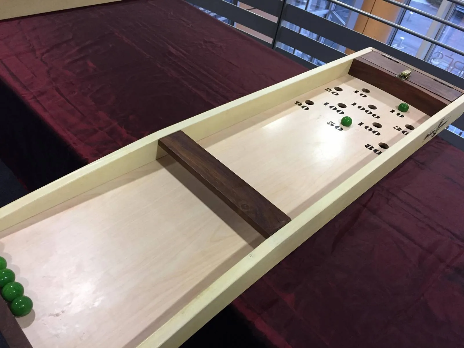 Billard japonais - Location de jeu pour 1-10 joueurs en region PACA. Billard Japonais :    Dimensions : 110 cm x 30 cm    Lancez les billes dans les trous rapportant le 