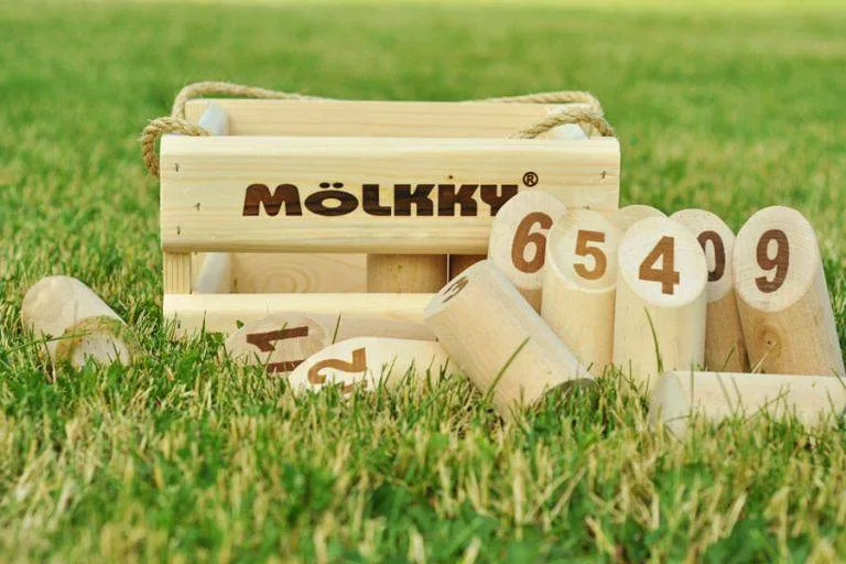 Molkky - Location de jeu pour événement en région PACA. Jeu de molkky traditionnel en bois (ou quilles finlandaises) :    Dimensions 12 quilles :&nbsp;20 cm de haut + 1 lanceur (livré dans sa caisse en bois)