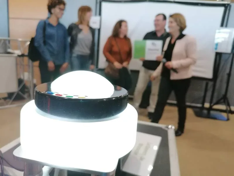 Buzzer maxidome - Location de jeu pour 1-10 joueurs en region PACA. Location Buzzer maxidome à l'unité/ SANS piles    Télécommande incluse    Conditionnement par Valise