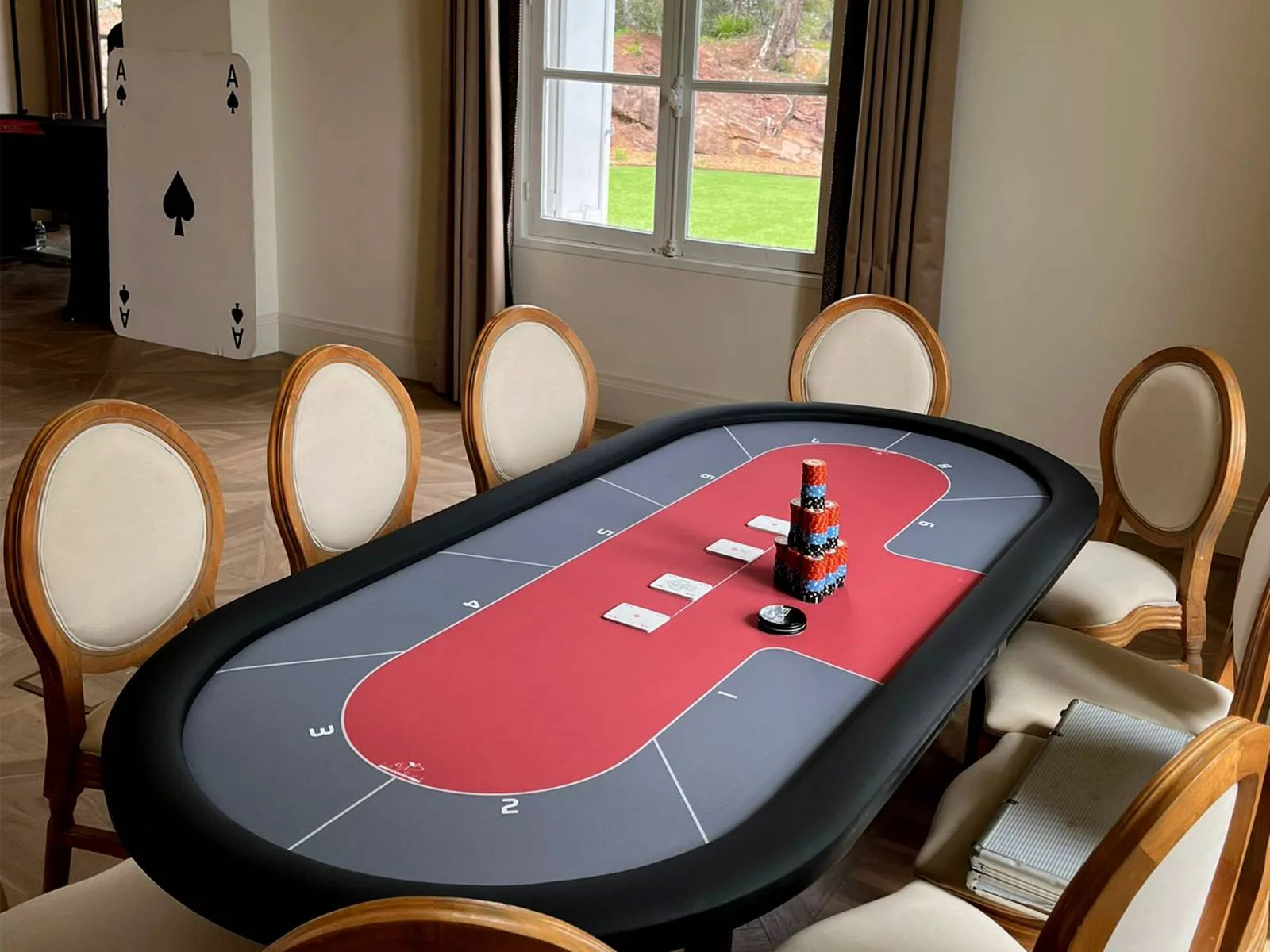 Table de Poker PRO - Location de jeu pour événement en région PACA. Table de poker professionnelle : Dimensions : 240cm x 120 cm + emplacement croupier Inclus : malette 500 jetons + 1 jeu de carte + 1 bouton dealer inclus 10 joueurs