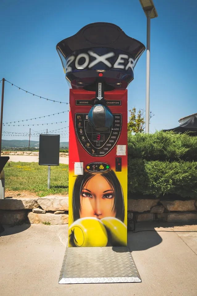 Boxing machine - Location de jeu pour 1-10 joueurs en region PACA. Boxe electronique:    - dimensions 130 cm x 70 cm / hauteur 250 cm    - poids 135 kg    &nbsp;    Tapez a