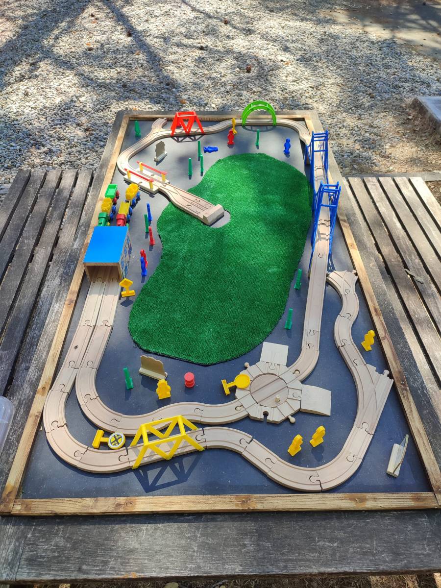 Table circuit de billes - Location de jeu pour événement en région PACA. Joli plateau de circuit de billes en bois : Le but du jeu parcourir à l'aide de billes la piste du plateau avec ponts, tunnels etc...