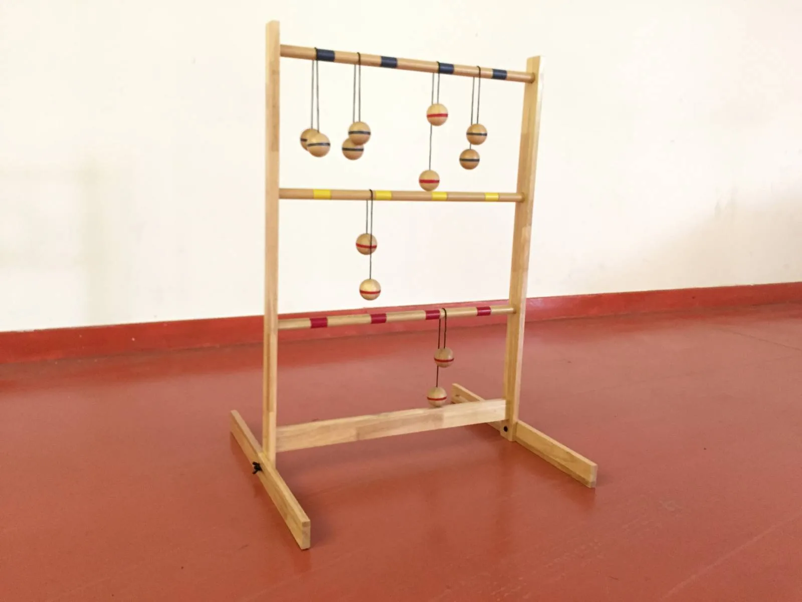 Lancer de tac - Location de jeu pour événement en région PACA. Lancer de tac :    Dimensions&nbsp;: 60 x 60 cm x H. 90 cm    Jeu d'adresse consistant à lancer deux boules liées avec une cordellette, et attarir sur les bartre rapportant le plus de points.