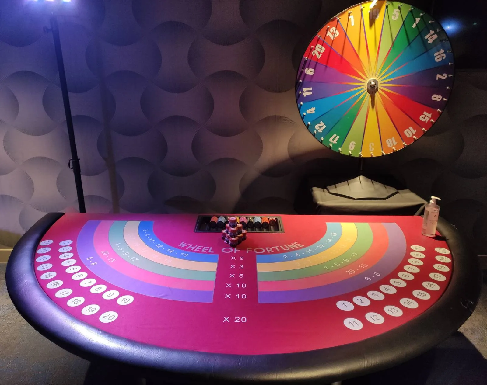Table roue de la fortune PRO - Location de jeu pour événement en région PACA. Table de roue de la fortune : Dimensions : 220cm x 110 cm Inclus : roue de la fortune de 100 cm de diamètre sur pied + malette de 500 jetons.