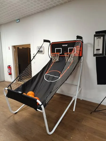 Stand basketball tir à 3 pts - Location de jeu pour événement en région PACA. Stand basketball "tir à 3 points" 2 paniers:    Dimensions : L.250 cm x l.120 cm / hauteur : 250 cm    Inclus stand : Compteur de points intégré    Poids 40 kg environ,&nbsp;&nbsp;ballons inclus