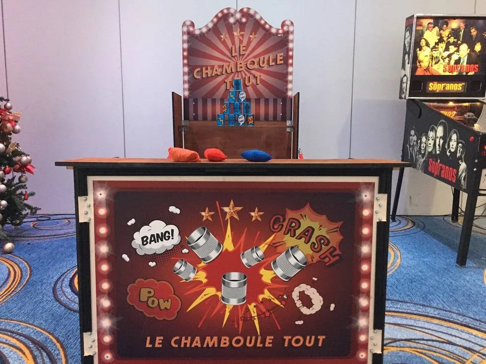 Stand kermesse chamboule tout - Location de jeu pour événement en région PACA. Stand chamboule tout (jeux de massacre) :&nbsp;    Dimensions : 100 cm de large / 200 cm de haut / 300 cm de recul    Inclus : comptoir, boites de conserve et munitions    Stand bois esprit : Kermesse, far west ou médiéval (habillage au choix).
