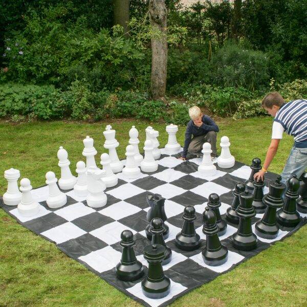 Jeu d'échec géant - Location de jeu pour événement en région PACA. Jeu d'echec géant :&nbsp;    Dimensions plateau de jeu :&nbsp; 280 cm x 280&nbsp; cm&nbsp;    Dimesnsion pions :25 cm de diamètre / 65&nbsp;Cm de hauteur    Poids de l'ensemble : environ 50&nbsp;kg    Conditionné dans 4 flightS case de 70 x 100 cm