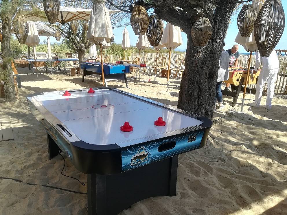 Air hockey - Location de jeu pour 2-4 joueurs en region PACA. Air Hockey (jeu du palet electronique) de 2 à 4 joueurs / Soufflerie à moteur.    Dimensions 215 cm 
