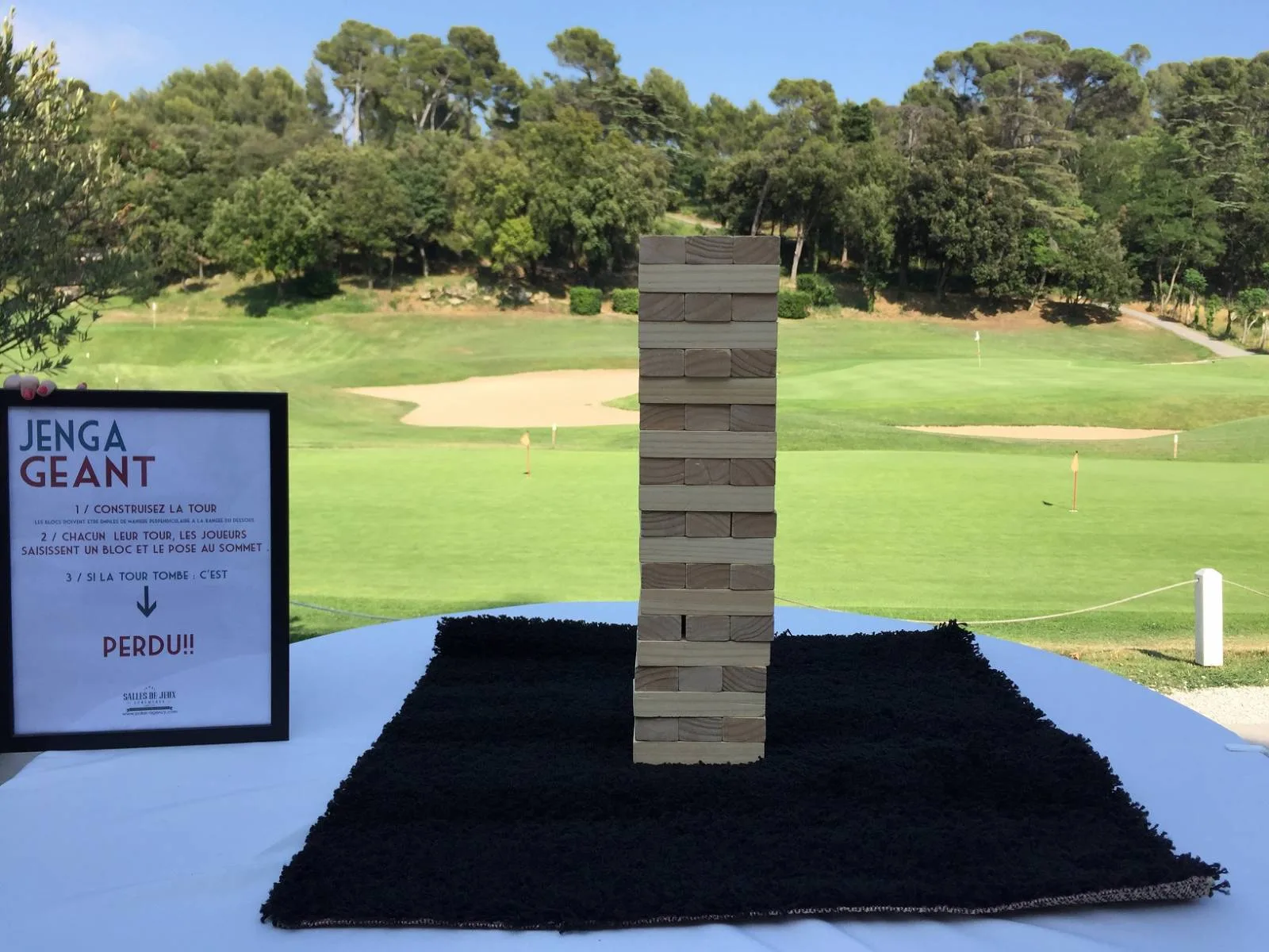 Jenga géant - Location de jeu pour 1-10 joueurs en region PACA. Jenga Géant :    Dimensions : Base 15 cm x 15 cm x H 100&nbsp;cm    Déplacez les briques sur le sommet de