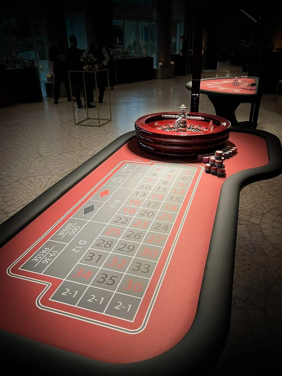 Table de roulette PRO - Location de jeu pour événement en région PACA. Table de roulette : Diemensions : 250cm x 130 cm + cylindre 70 cm de diametre + 1 mallette de 500 jetons