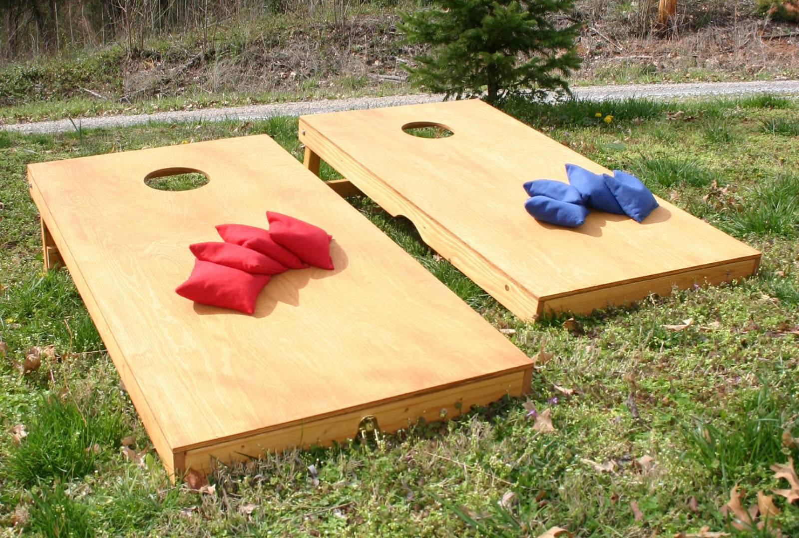 Corn hole geant - Location de jeu pour 1-10 joueurs en region PACA. Corn hole géant :&nbsp;    Dimension&nbsp; d'un plateau : 120cm x 60 cm    Poids total: 23 kg    Inclus : 2 pl