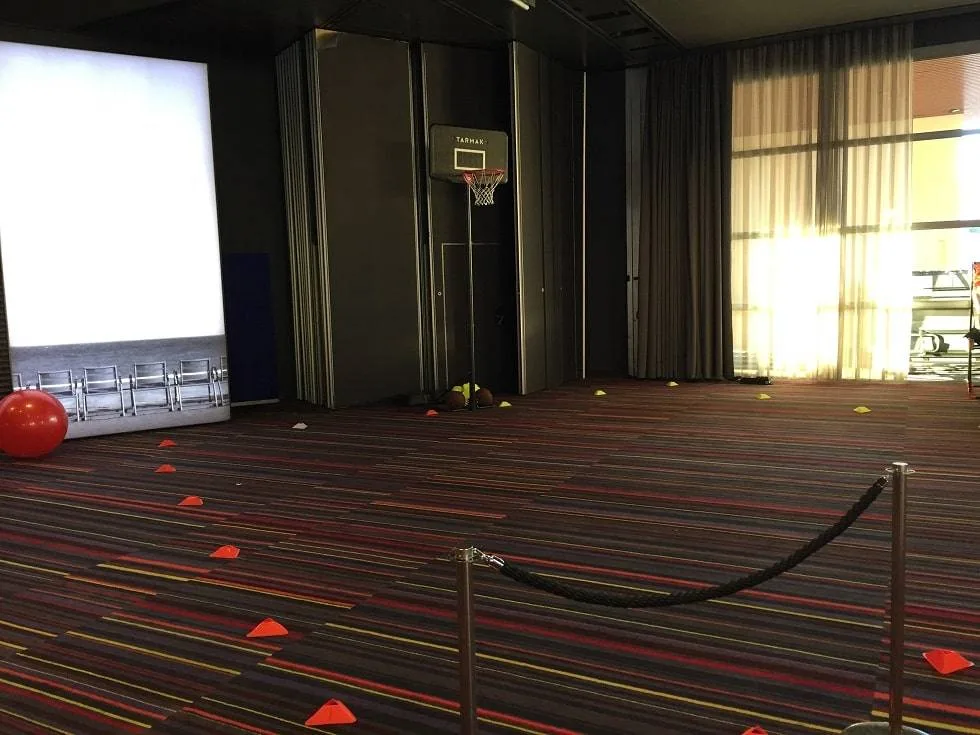 Panier de basket - Location de jeu pour 1-10 joueurs en region PACA. Terrain de Basket "playground" pour 2 vs 2 comprenant:    - 1 panier taille / hauteur officiel    - 