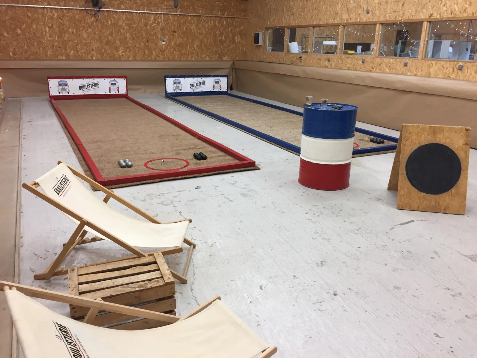 Terrain de pétanque intérieur boulisterie