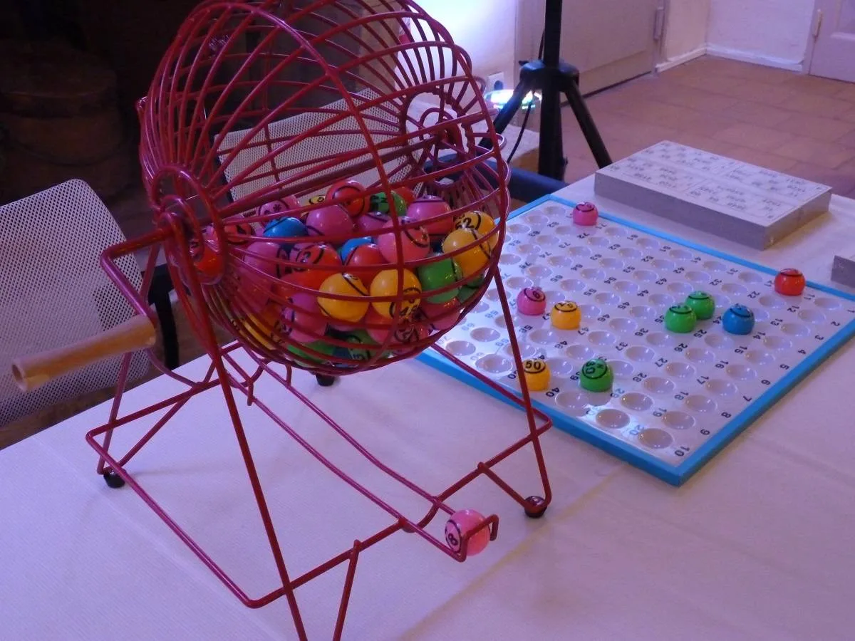 Set Loto - Location de jeu pour 1-10 joueurs en region PACA. Set loto complet:    1 boulier manuel 35 cm de diamètre, 90 boules, table de marque, marqueurs, 100 
