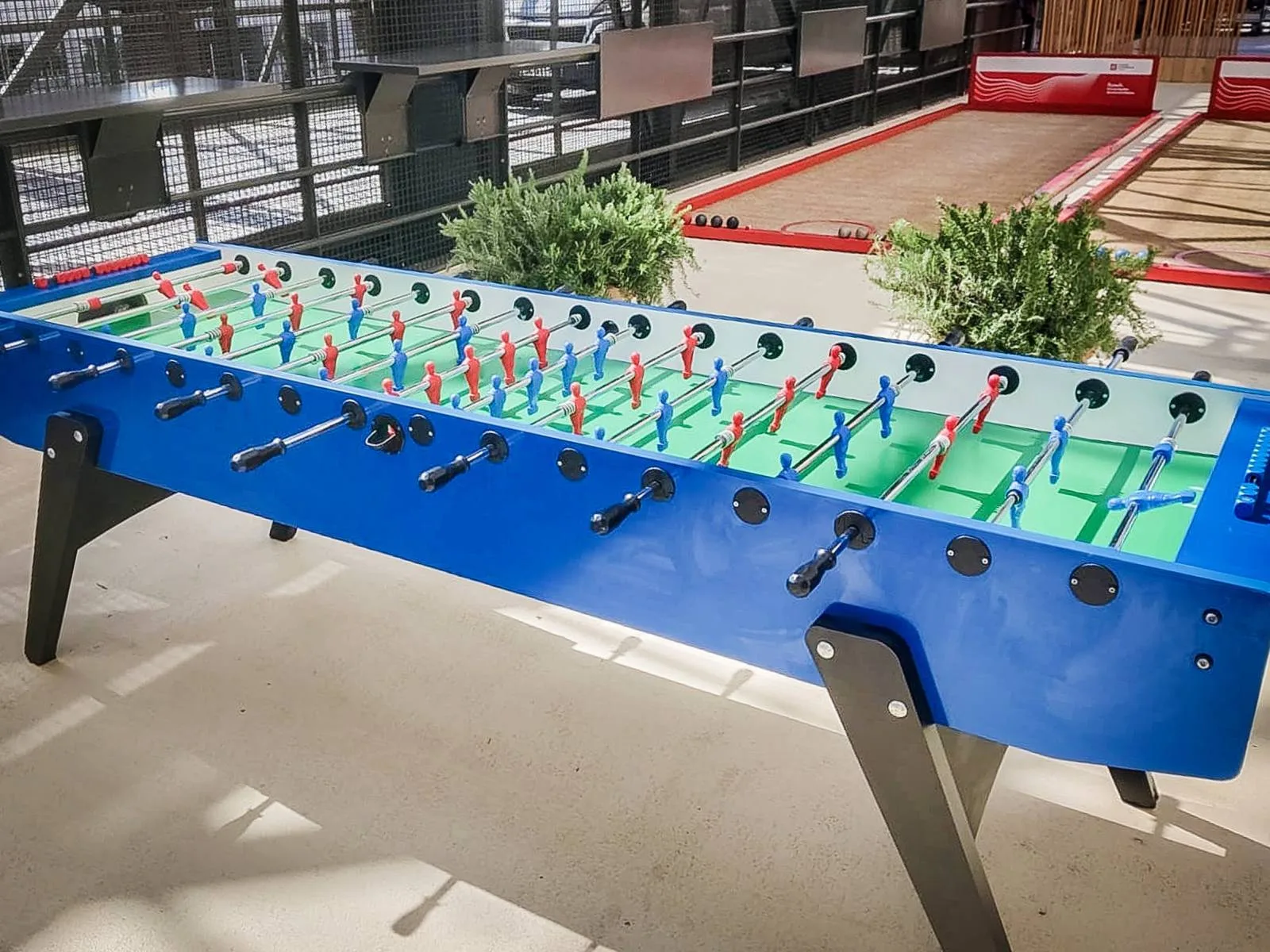 Baby foot Géant 4vs4 - Location de jeu pour 1-10 joueurs en region PACA. Baby foot géant 4 vs 4 :    Dimensions: 264 cm x 110 cm&nbsp; / Poids : 160 kg.