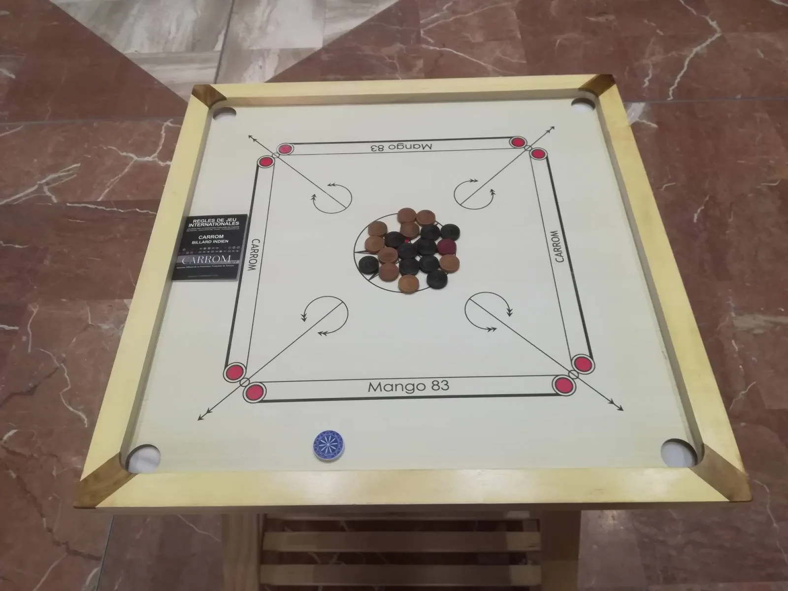 Carrom - Location de jeu pour 1-10 joueurs en region PACA. Carrom (billard indien) :    Dimensions : 85cm x 85 cm&nbsp;    A poser sur une table    Faites entrer vo