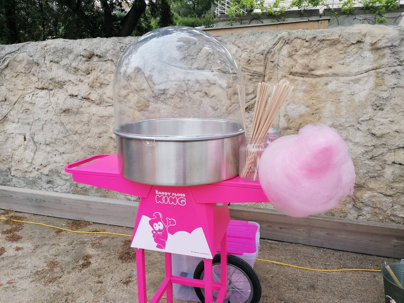 Machine à Barbe à Papa sur chariot - Location de jeu pour 1-10 joueurs en region PACA. Stand barbapapa :    40 consommables de barbes à papa (batons et sucre à la fraise)    sans animateu