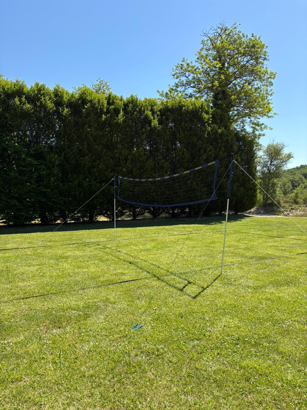 Beach Volley (fillet + ballon + lignes) - Location de jeu pour 1-10 joueurs en region PACA. Filet volley ball / badmington :    Dimensions : 400 cm&nbsp;    + accessoires (ballon, raquettes, volant