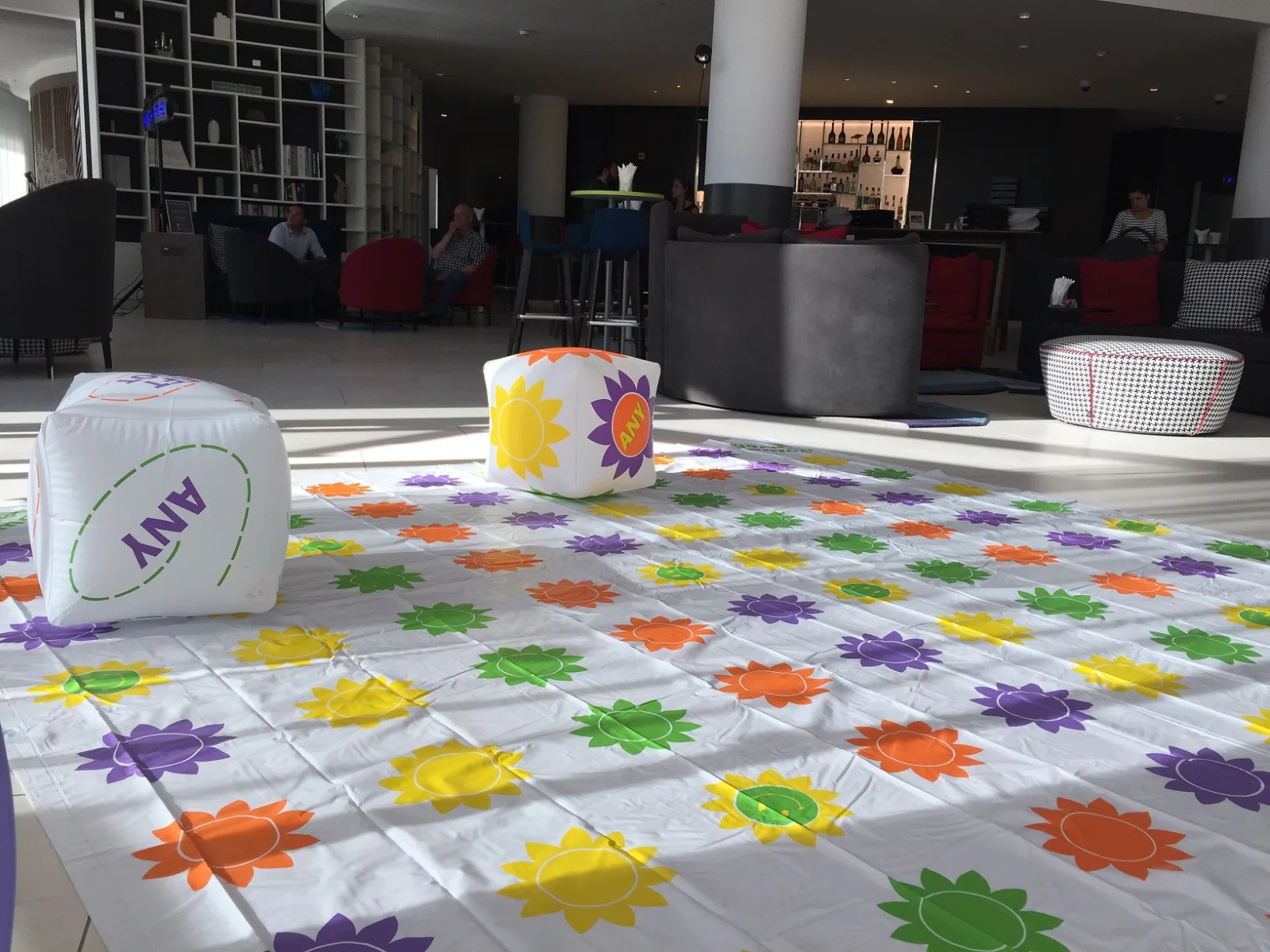 Twister Geant - Location de jeu pour événement en région PACA. Jeu de Twister :    Dimensions&nbsp;Tapis : 300cm&nbsp;x 300 cm + 2 dés geants gonflables