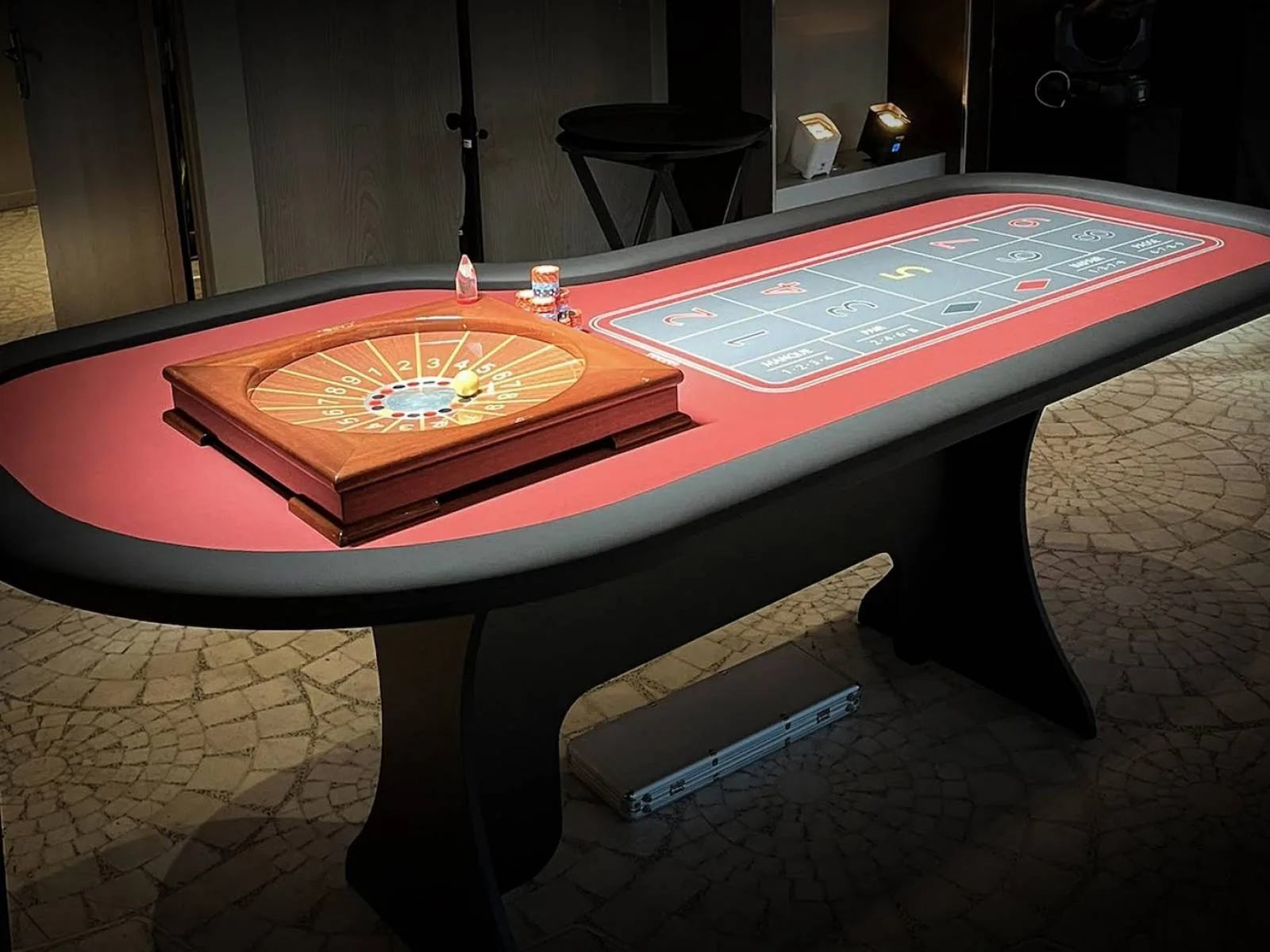Table de boule PRO - Location de jeu pour 1-10 joueurs en region PACA. Table de boule :&nbsp;    Dimensions : 250cm x 130 cm + cylindre boule 50 cm    Inclus :malette 500 jeton