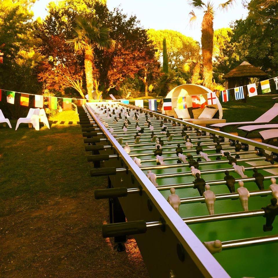 Baby foot 7 vs 7 joueurs - Location de jeu pour 1-10 joueurs en region PACA. Baby foot géant 7 vs 7 :&nbsp;    Dimensions :470&nbsp;cm x 110 cm / Poids&nbsp; : 150 kg