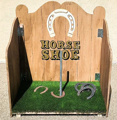 jeu du Fer à cheval - Location de jeu pour événement en région PACA. Lancer de fer à cheval (à poser au sol) : Dimensions : 90cm x 90 cm Prévoir 5 mètres de recul minimum pour les joueurs