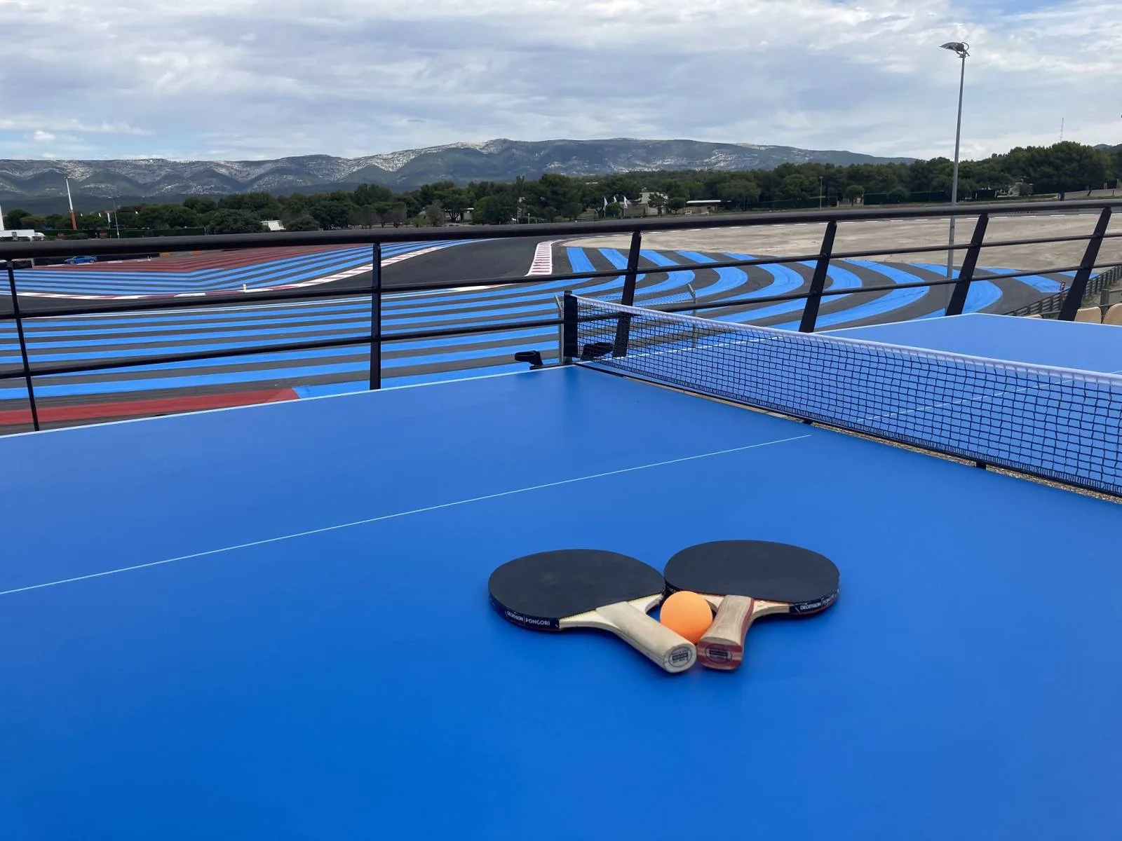 Table de ping pong + 4 raquettes - Location de jeu pour événement en région PACA. Table de Ping Pong + 4 Raquettes + balles :    Dimensions : Hauteur 76 cm / Longueur 280 cm / Largeur 170 cm&nbsp;    Prévoir 2 à 3 mètres autour de la table pour les joueurs