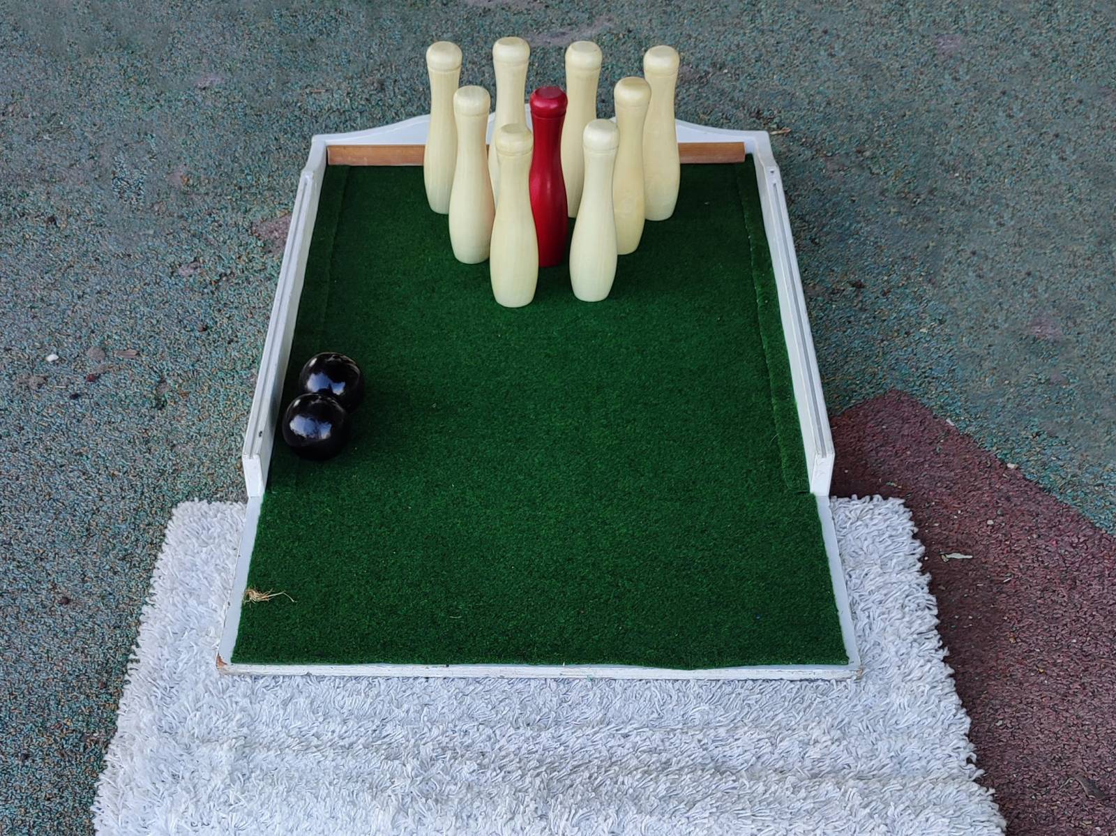 Mini bowling - Location de jeu pour événement en région PACA. Mini Bowling :    Dimensions : 110 cm x 30 cm    Abattez toutes les quilles avec la rampe de lancement;