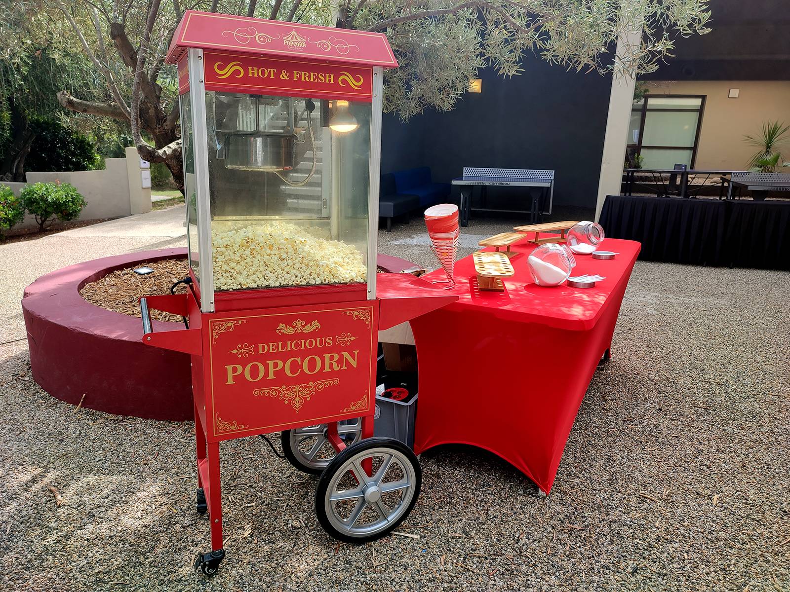 Machine à Pop Corn sur chariot - Location de jeu pour 1-10 joueurs en region PACA. Stand pop corn&nbsp;:  40 consommables cornets + mais soufflé + huile+ sucre ou sel&nbsp;  sans animateur