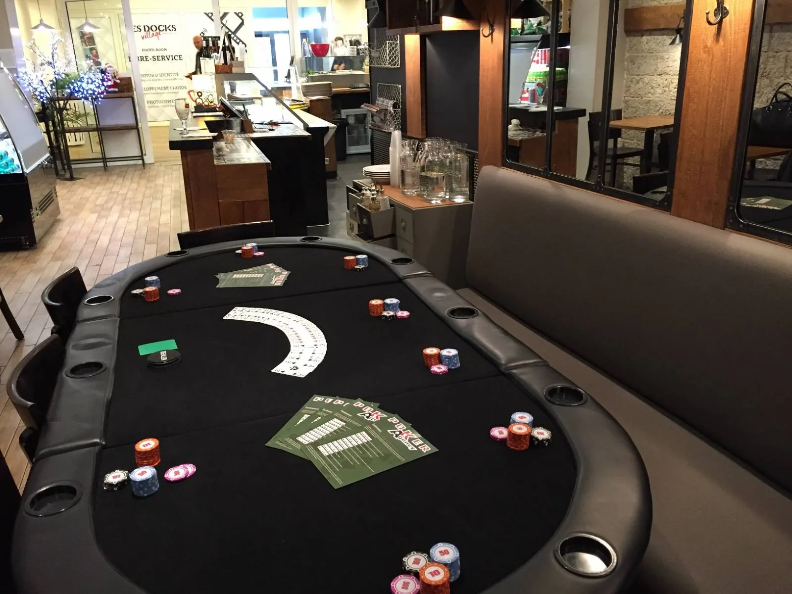 Table Top poker (sans pied) - Location de jeu pour événement en région PACA. Table top poker : Dimensions : 210cm x 107 cm Inclus : malette 500 jetons + 1 jeu de carte + 1 bouton dealer inclus 8/10 joueurs