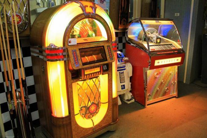 Juke box non fonctionnel - Location de jeu pour événement en région PACA. Juke Box vintage : Attention Non fonctionnel Dimensions : 153 x 86 x 60 cm Poids : 90 kg