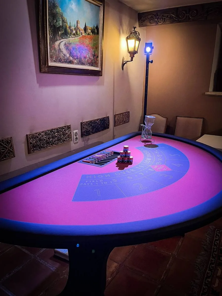 Table de Chuck à Luck PRO - Location de jeu pour 1-10 joueurs en region PACA. Table de Chuck a Luck :    Dimensions : 205 cm x 115 cm&nbsp;    Inclus : malette de 500 jetons