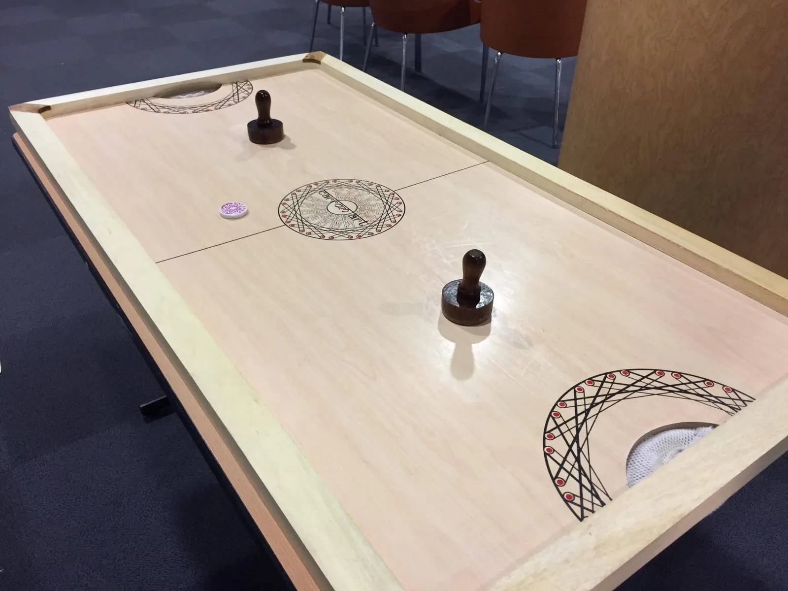 Jeu du palet - Location de jeu pour événement en région PACA. Jeu du palet traditionnel en bois :&nbsp;    Dimensions :140 cm x 80 cm x&nbsp;&nbsp;H. 75 cm    Envoyez le palet dans le but de votre adversaire à l'aide de votre "buteur"    &nbsp;    option trétaux bois : 20 Euros&nbsp;HT