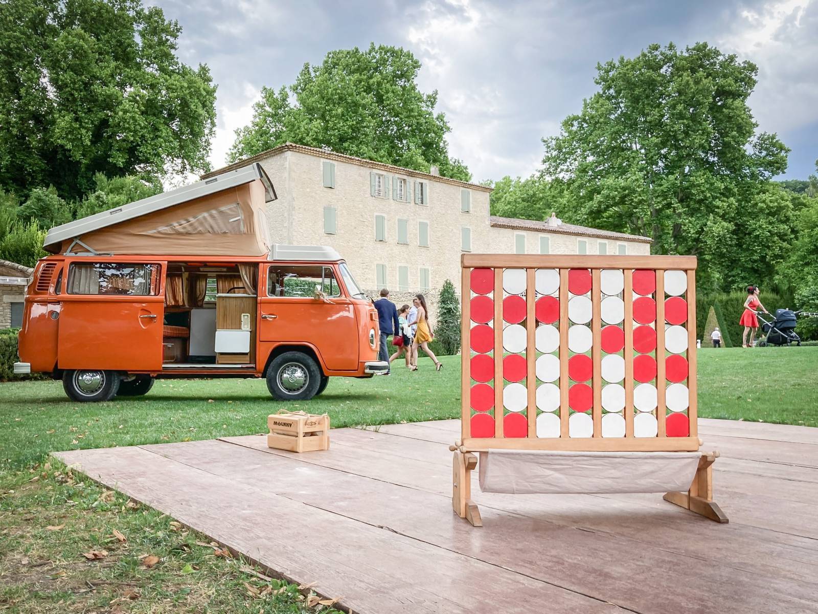 Puissance 4 géant - Location de jeu pour événement en région PACA. Puissance 4 géant en bois : Dimensions : 100cm H x 100 cm L x 30 cm profondeur Alignez 4 palets en diagonale, verticale ou horizontale.
