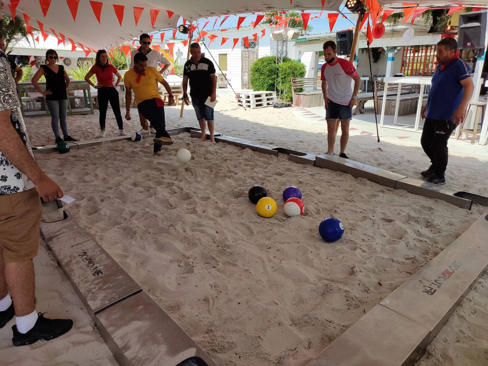 Foot billard / snookfoot / snookball - Location de jeu pour 1-10 joueurs en region PACA. Terrain de&nbsp; footbillard classique&nbsp; :    Dimensions : 200 cm x 300 cm&nbsp;    Structure aluminium avec tr