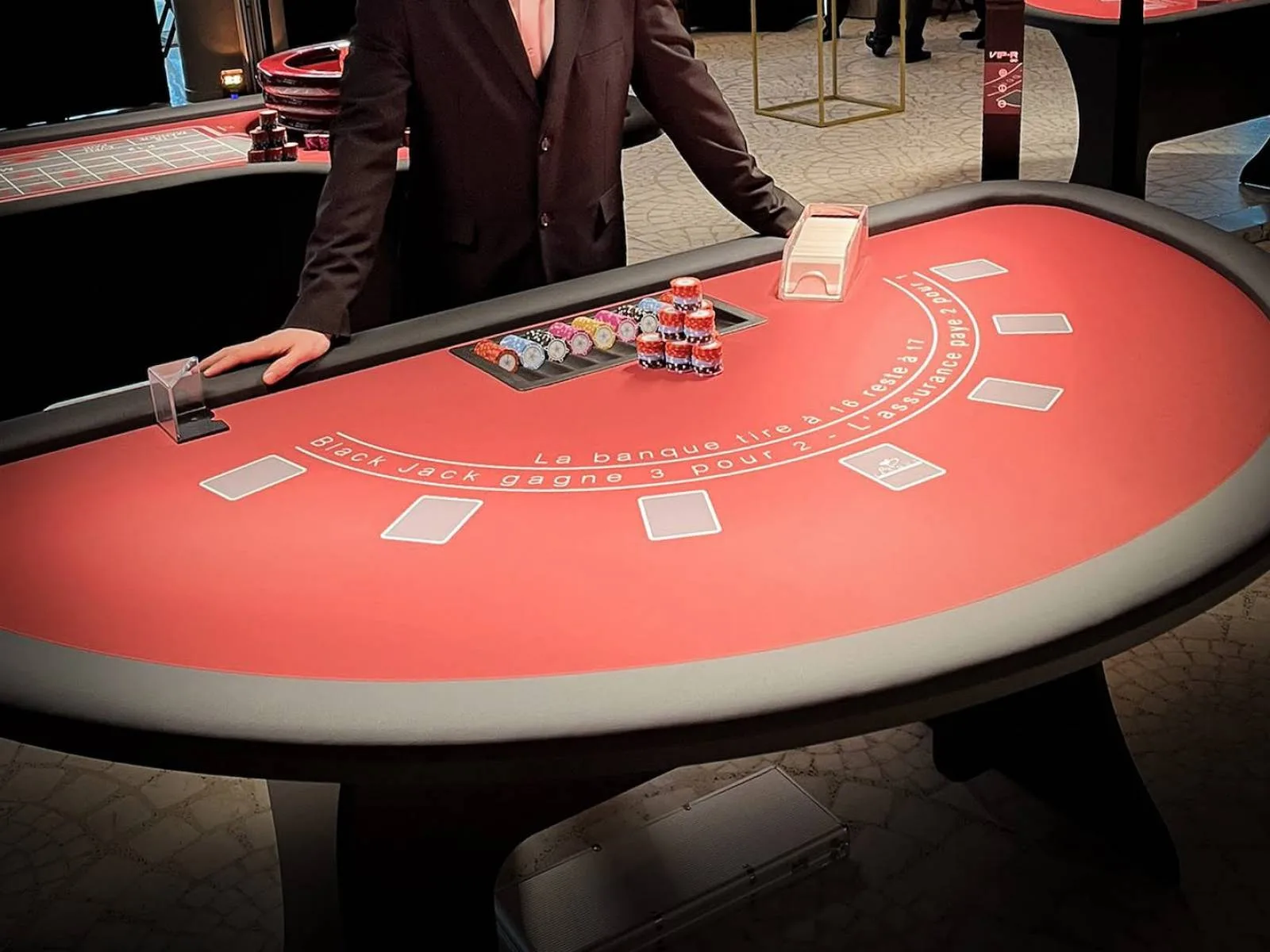 Table de  black jack PRO - Location de jeu pour 1-10 joueurs en region PACA. Table de black Jack :&nbsp;    Dimensions : 205cm x 115 cm + sabot + cartes    Inclus : mallette 500 jeto