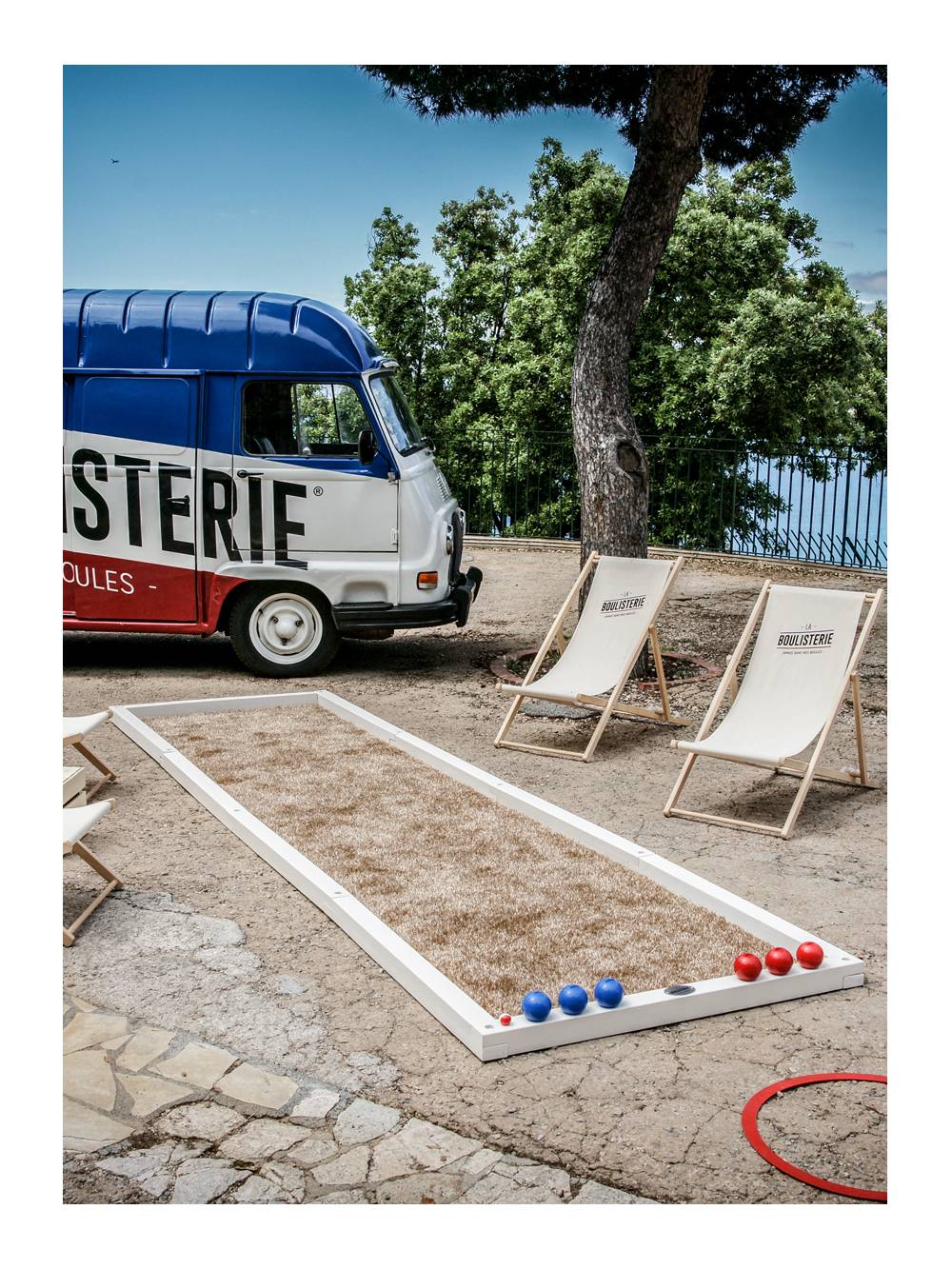 Terrain de pétanque intérieur Le demi par la boulisterie - Location de jeu pour événement en région PACA. Boulodrome éphémère "Le demi" par La boulisterie :&nbsp;    Dimensions 1 Boulodromes en Kit : 435 cm x 115 cm&nbsp;    Inclus :&nbsp;Accessoires de jeu (2 set de 6 boules PVC + cercle)&nbsp;    Location pure 24h ou soirée