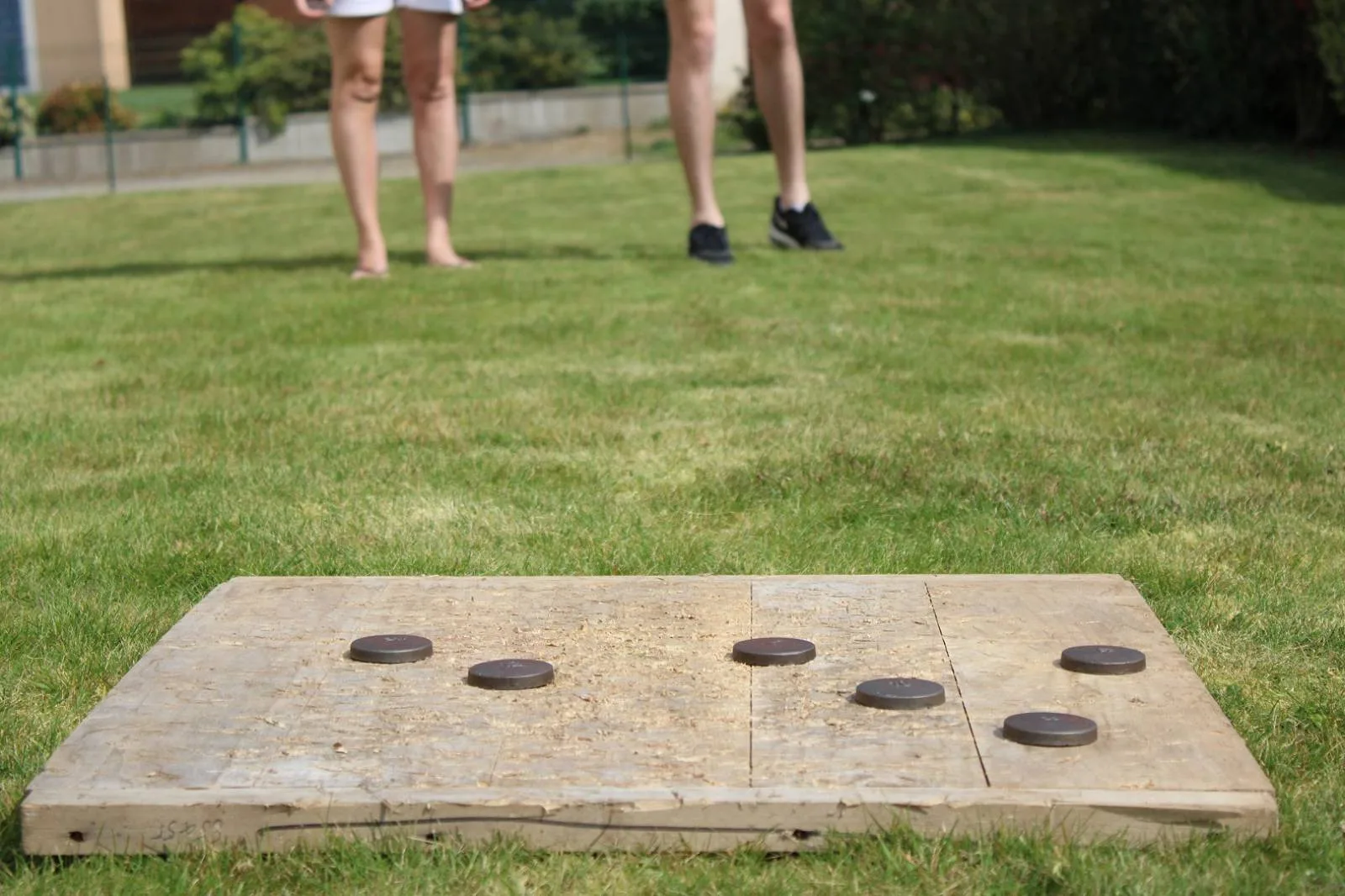 Palet Breton - Location de jeu pour événement en région PACA. Jeu du palets Breton : Dimensions : 70 cm x 70 cm 12 palets et 1 maître