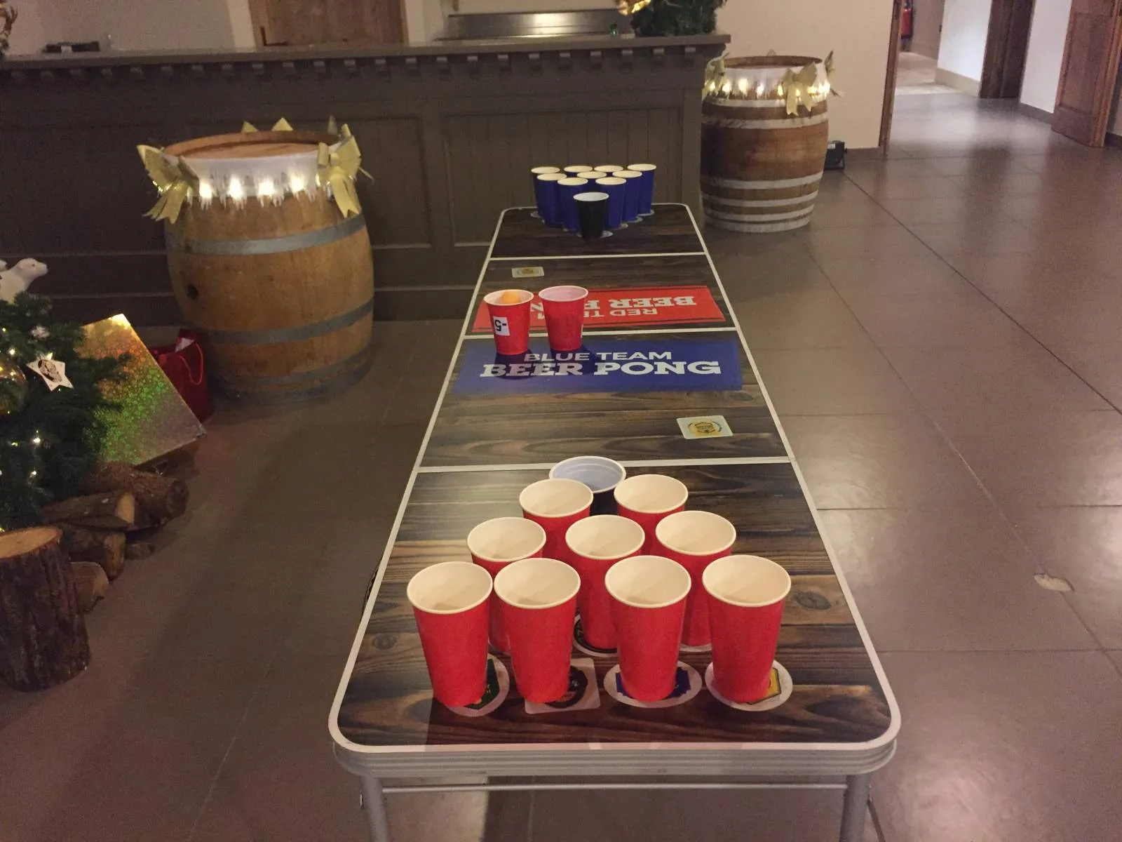 Beer pong - Location de jeu pour 1-10 joueurs en region PACA. Table de beer pong 240 x 60 cm (hauteur 75 cm) + accessoires (gobelets, balles, jetons pour le marqu